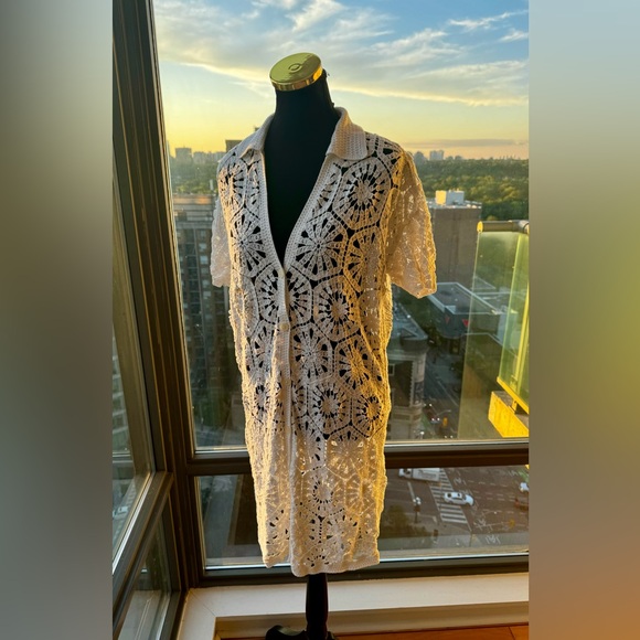 🆕 FARM Rio 🧿 NWOT White Semisheer Floral Button-Up Crochet Cover-Up Dress, M - Picture 4 of 15